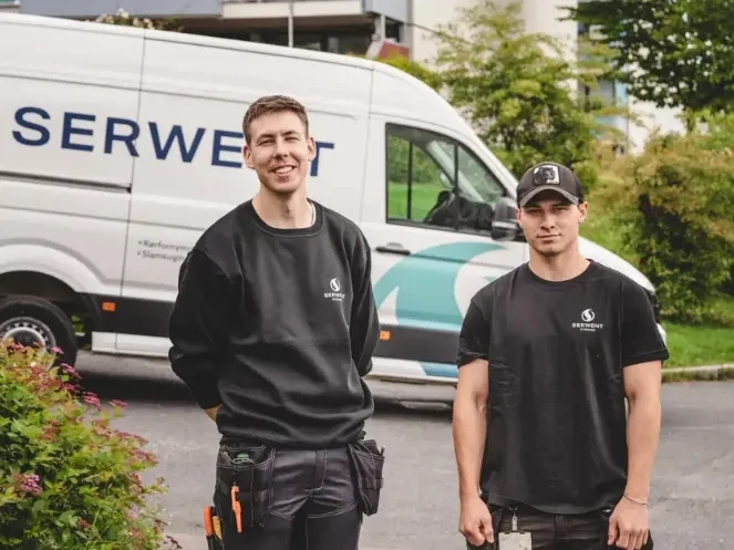 Två glada män i arbetskläder